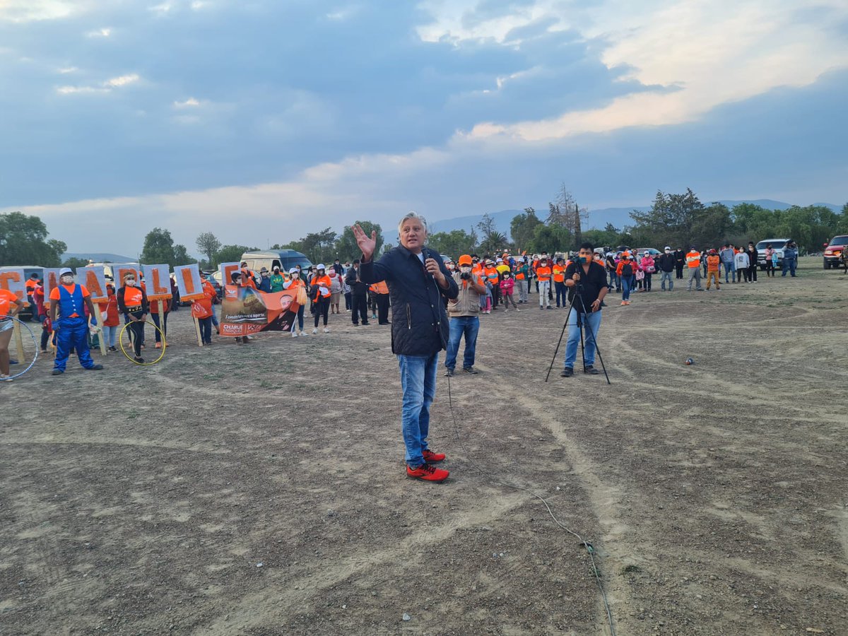 FerMoralesMtz's tweet photo. ¡Nada detiene a este #MovimientoNaranja 🍊! En #PalmarDeBravo los ciudadanos están con Charlie Enriquez. Juntos haremos realidad la #EvoluciónMexicana👊🏻. @MovCiudadanoPue https://t.co/ENDmo94p9j