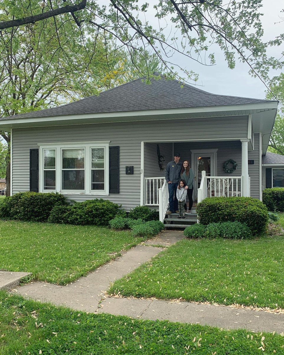 des_knupp's tweet photo. HOMEOWNERS🎉🏠🖤 https://t.co/d7xRcaR7q9