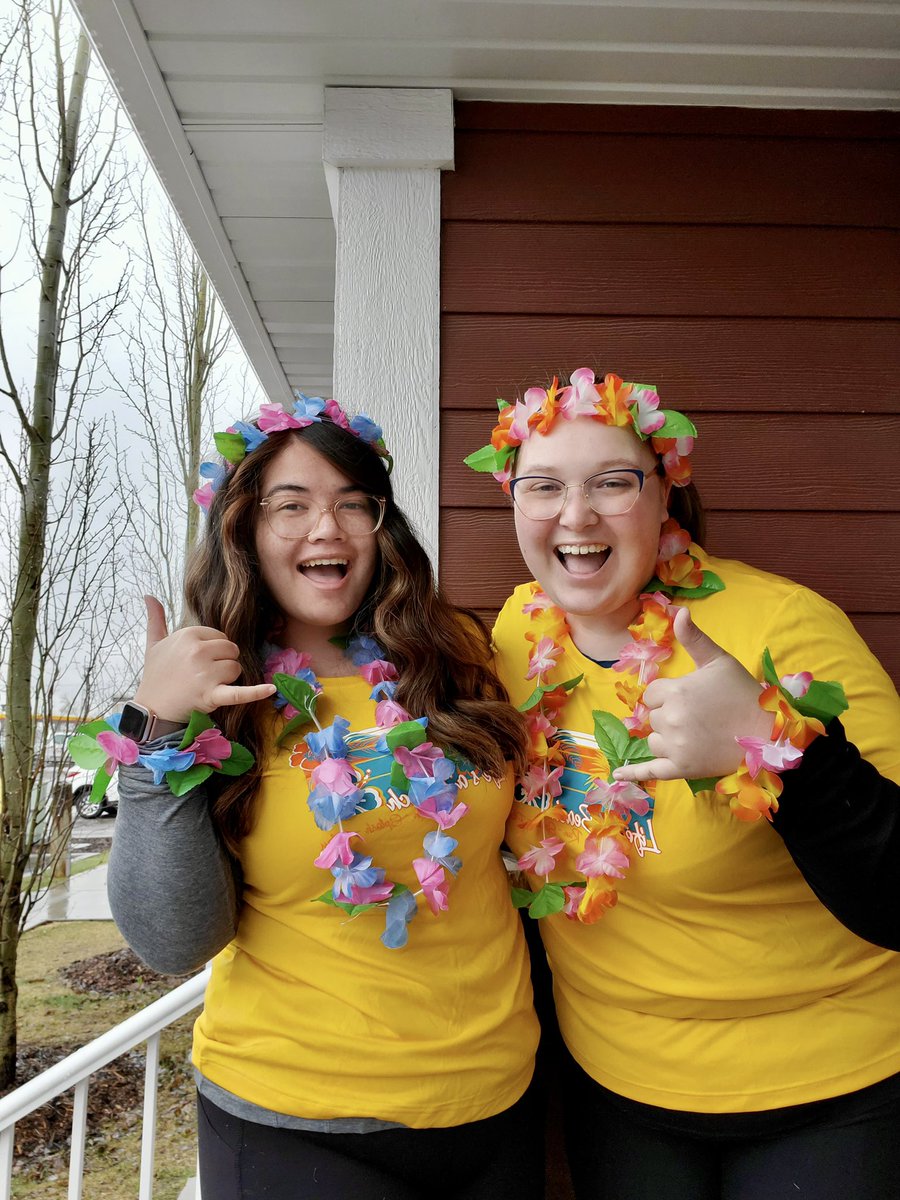 MlleSheppard's tweet photo. The twinnypops strike again! Even though we got totally soaked, we had a blast participating in the Womenβs Fun Run today! @MsJenniferRalph #rdcrswellness #womensfunrun #Aloha https://t.co/FDkQHxpaxf