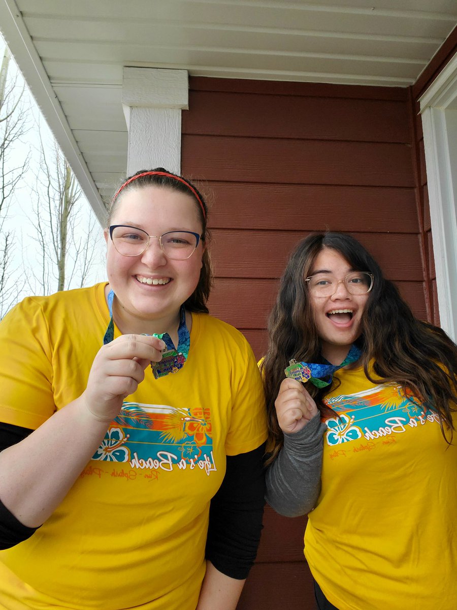 MlleSheppard's tweet photo. The twinnypops strike again! Even though we got totally soaked, we had a blast participating in the Womenβs Fun Run today! @MsJenniferRalph #rdcrswellness #womensfunrun #Aloha https://t.co/FDkQHxpaxf