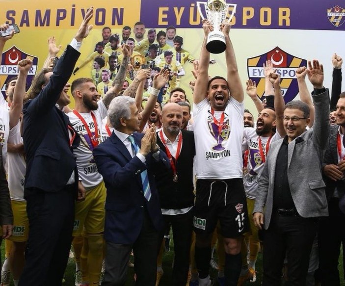 BAL liginin ertelenme sebebini pandemiye virüse bağlıyorsun ama maskesiz kupa törenine koşuyorsun söylediklerinle çelişiyorsun Ali başkan!! Elbet bir gün sende hesap vereceksin Allaha!  <a href="/AliDusmezz/">ALİ DÜŞMEZ</a>