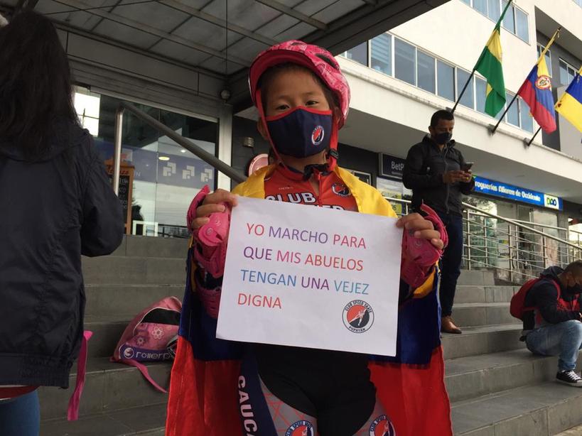ClaudiaAnclas's tweet photo. Mientras los políticos dañan hasta envejecer, los niños se duelen por la dignidad de sus mayores #ParoNacional8M #8Mayo #SOSColombiaDDHH #dignidad #Colombia #popayan #resiste https://t.co/nk9BxJBifW