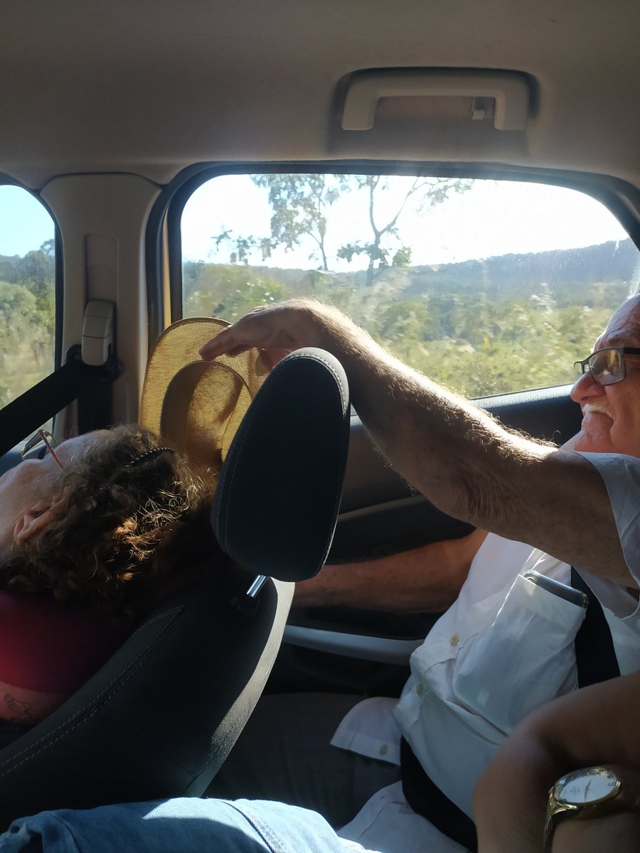 Se não é a cena mais fofa da vida, não sei qual é! 
Meu avô segurando o chapéu dele para tampar o sol do rosto da minha avó, enquanto ela dormia na viagem 😍🥰