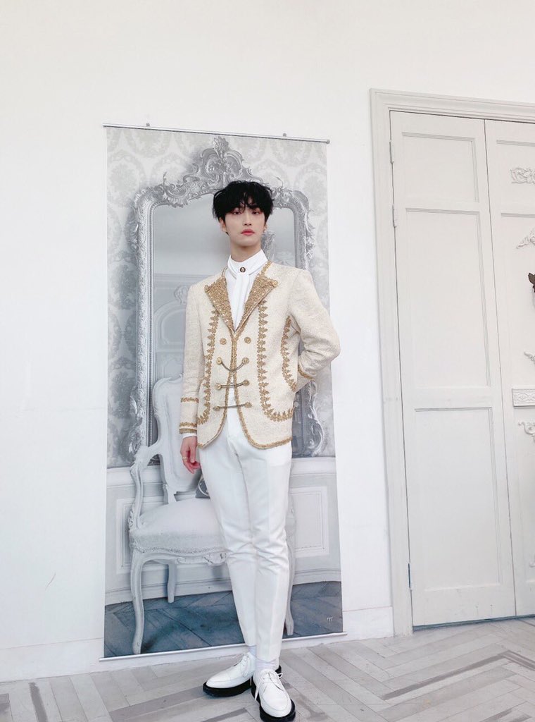 Park Seonghwa’s full body selcas in full screen- a thread