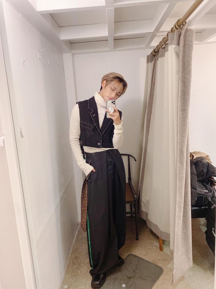 Park Seonghwa’s full body selcas in full screen- a thread