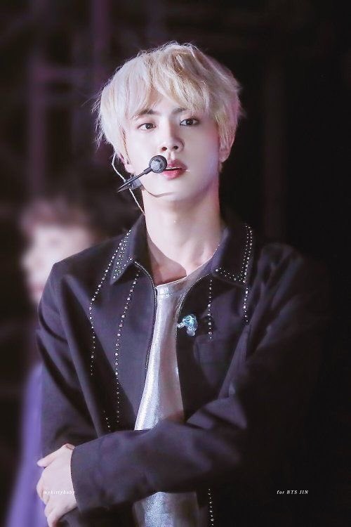 wq_2_6's tweet photo. الناس اذواق بس الي مايحب صوت جين ماعنده ذووق من الاساس😢
#JIN
#AwakeJin https://t.co/yNOyVmOr4V