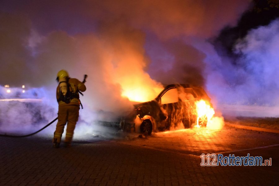 Personenauto volledig uitgebrand op parkeerplaats in #Rotterdam. 112Rotterdam.