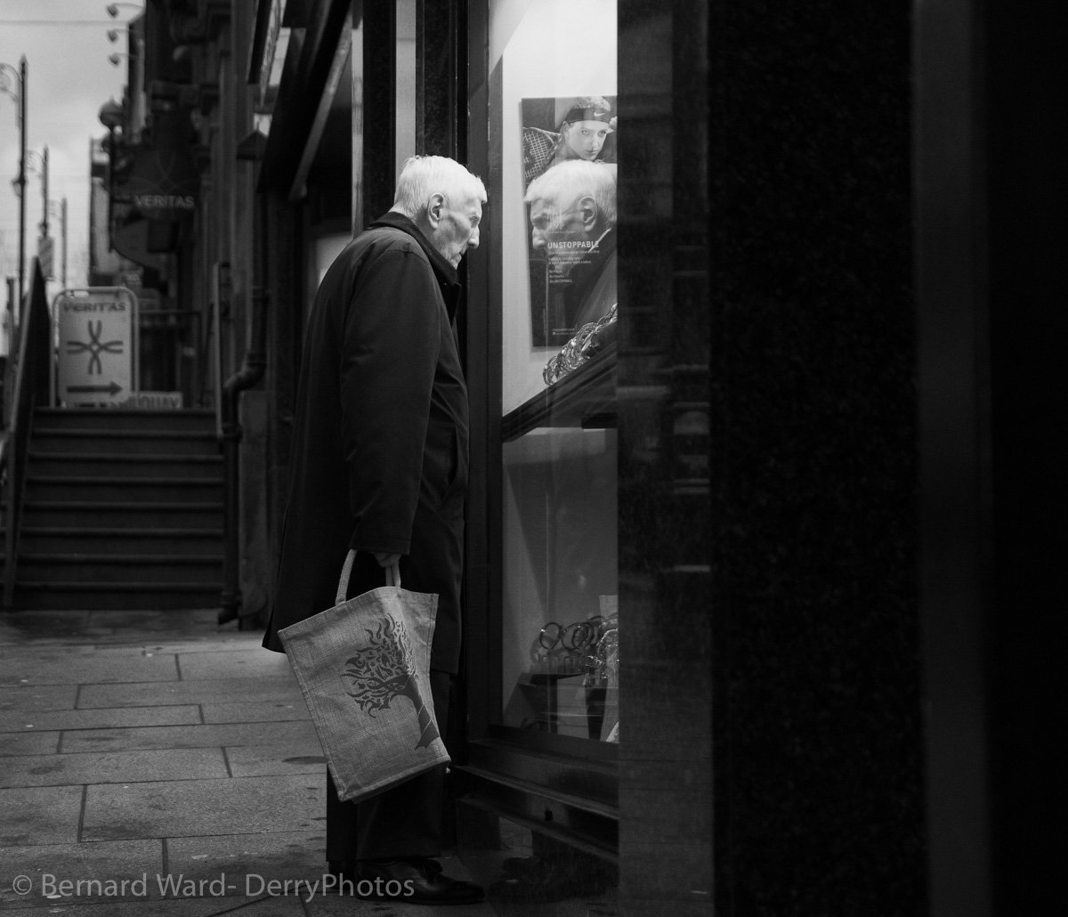 Derry street photography archives - 2014 'Window Shopping' Shipqay Street.

#Citygrammers #EverybodyStreet #FromStreetsWithLove #Gramslayers #IG_Street #LensCultureStreets #LensOnStreets #LiveFolk #PeopleInSquare #StoryOfTheStreet #StreetGrammer #StreetLife #StreetMagazine #derry
