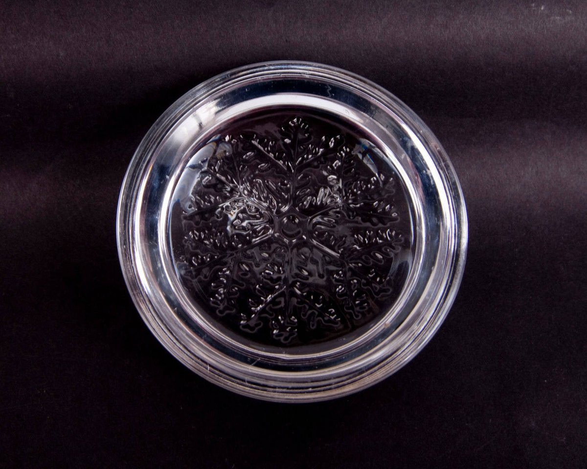 vintagegalleria's tweet photo. Vintage Glass Snowflake Paperweight Made in France Cristal D' Arques Domed Clear Lead Crystal Avon Winter Decor Christmas Gift https://t.co/cV7Cmm7iNm #clear #glasssnowflake #snowflakepattern #crystalsnowflake #madeinfrance #cristaldarques #domedleadcrystal https://t.co/ris1F4f5Jq