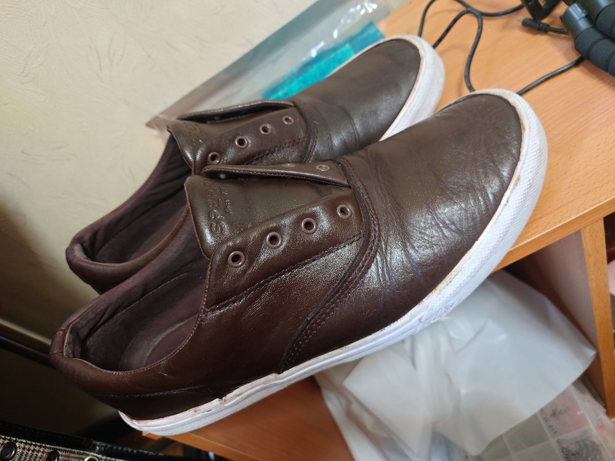 レザースニーカーの劣化が激しかったから染色し直してみた