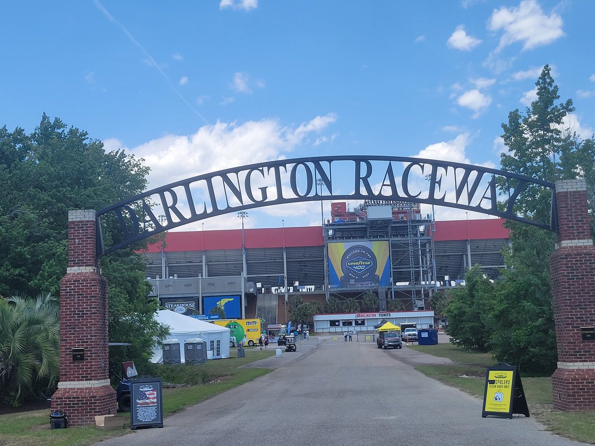 SandyVance_8's tweet photo. Race weekend #4! 🏁#darlington #darlingtonraceway #ladyinblack #XfinitySeries https://t.co/URYulSEWqc