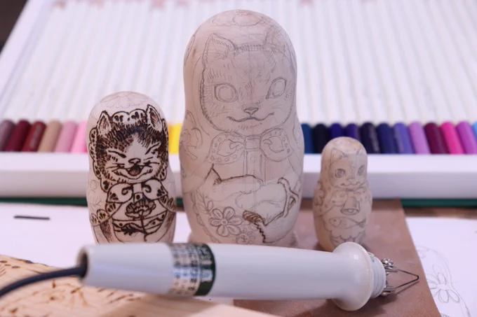 マトリョーシカの白木を貰ったので、電熱ペンで描く焼き絵に挑戦してみた!
久々に物作りした気分…
ヒグチユウコさんが描かれる猫をかなーり参考してます🙏 