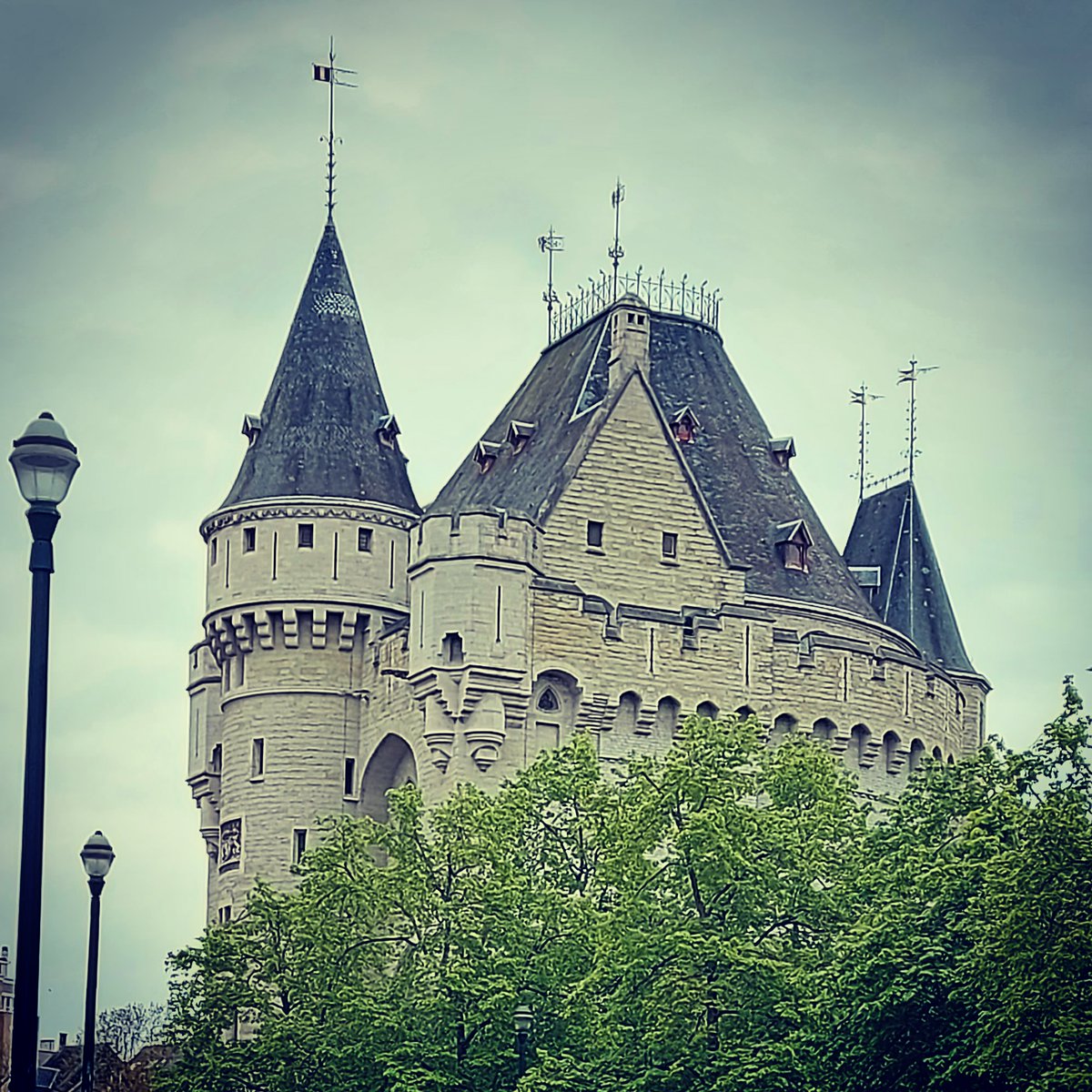 chicalocaviaja's tweet photo. Porte de Hal Brussels 
#Bruxelles #Belgique #passionofphotography https://t.co/jfZn875LSw