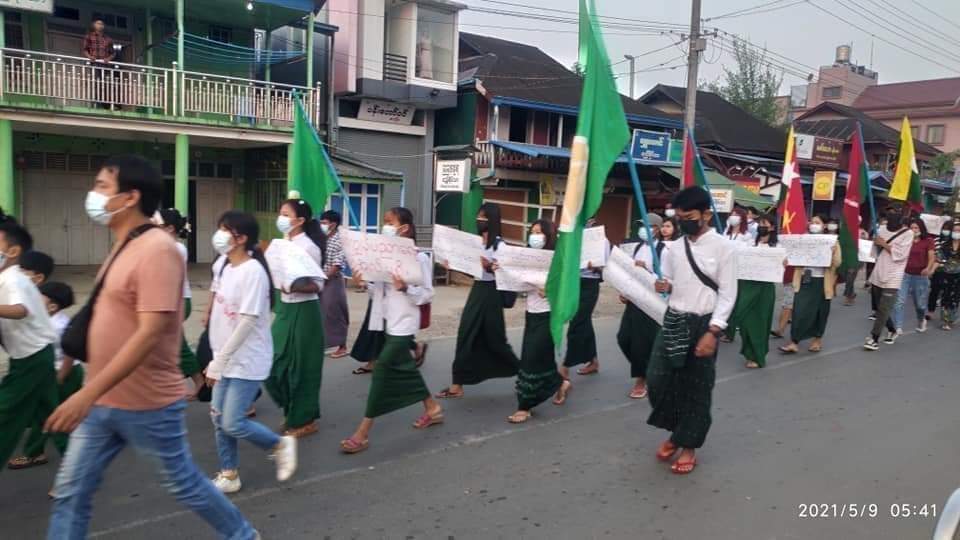 Mogaung, May 09

Teachers and students from Mogaung march a dawn strike on today morning to protest against military coup and to show support for NUG's PEOPLES DEFENSE FORCE!

#May9Coup
#WhatsHappeningInMyanmar