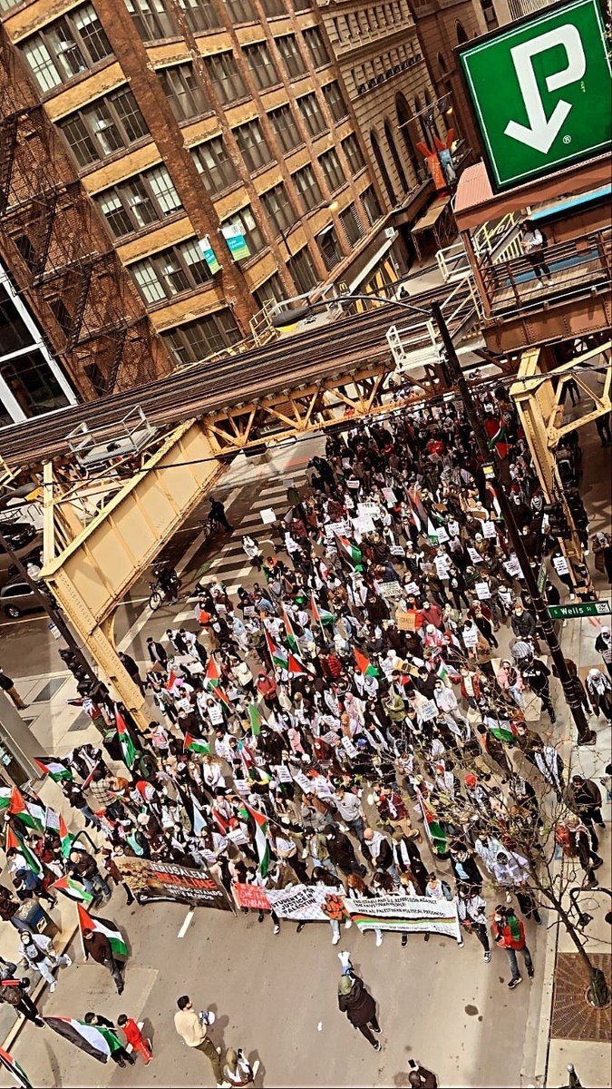 Rifff33's tweet photo. Today, we shut down the streets of Chicago to stand with our Palestinian brother and sisters in Jerusalem facing land theft and zionist violence.  #SaveSheikhJarrah https://t.co/jHVokq2RY6