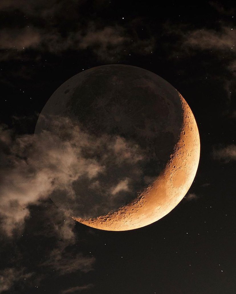 Exulansista's tweet photo. La luna es perfecta. https://t.co/3YGMhtbfDO