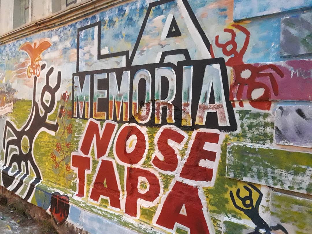 CelesteLepratti's tweet photo. #8Mayo #DíaNacionalDeLuchaContraLaViolenciaInstitucional rememoramos la #MasacreDeBudge y recuperamos un mural en memoria de lxs asesinados en #Diciembre2001. #LaMemoriaNoSeTapa
#ReutemannCandidatoALaCárcel
#LaJusticiaLaHacemosEntreTodxs
#39Presentes #RepresiónEstatal https://t.co/7bP7VozpMh
