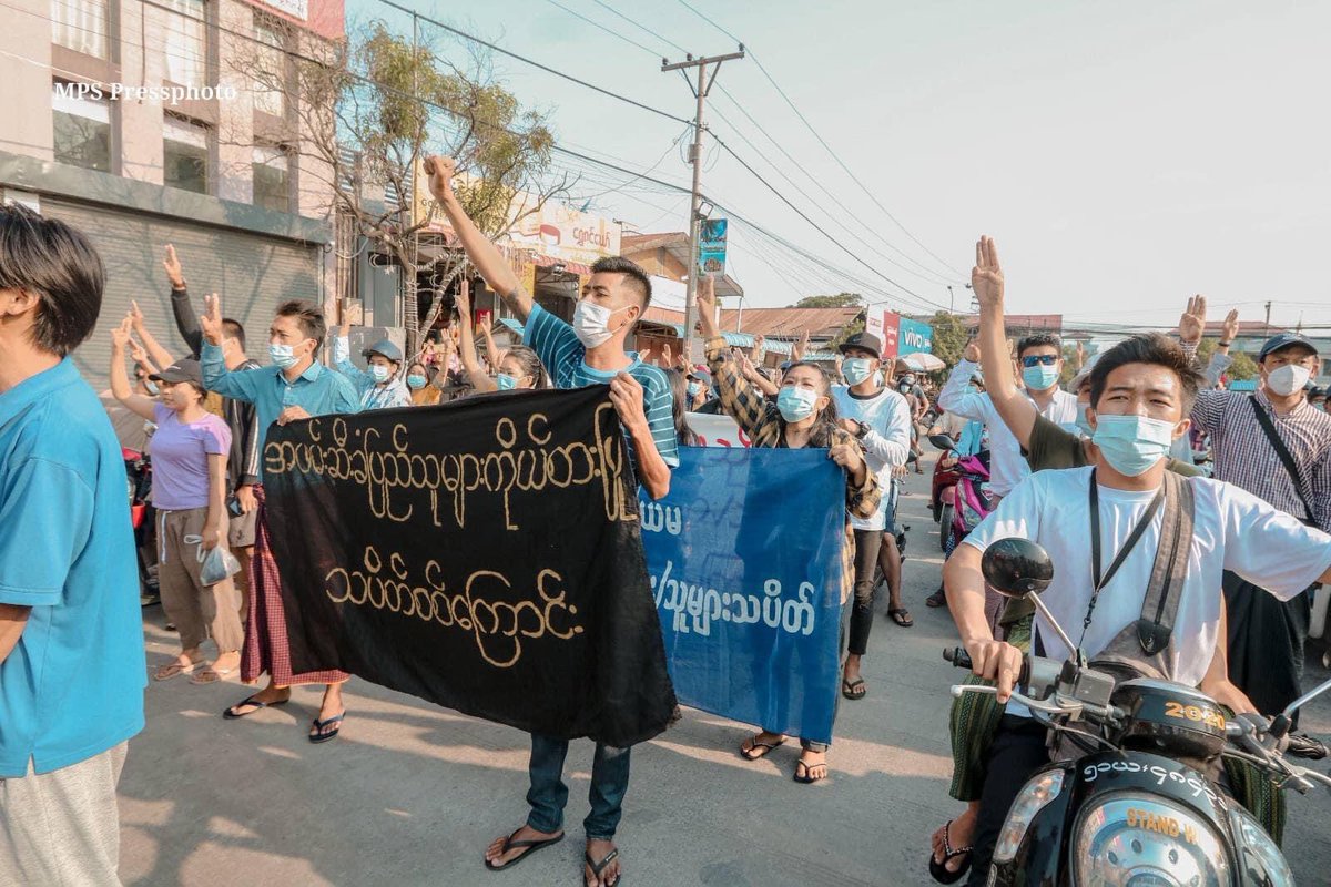 chitsuhtway_su's tweet photo. Today’s anti coup protest in Mandalay. #WhatsHappeningInMyanmar #SaveMyanmar photos- The Irrawaddy https://t.co/58gNhU4PkK