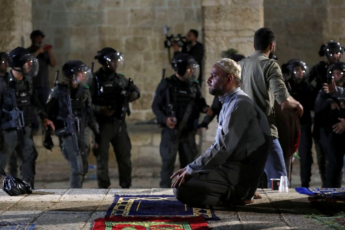 MiddleEastEye's tweet photo. 📸 In pictures: Over 100 people were injured as Israeli police violently attacked worshippers at #AlAqsa Mosque in #Jerusalem on the last Friday of Ramadan https://t.co/CQraHjWD6c https://t.co/AnoRTnkUjg