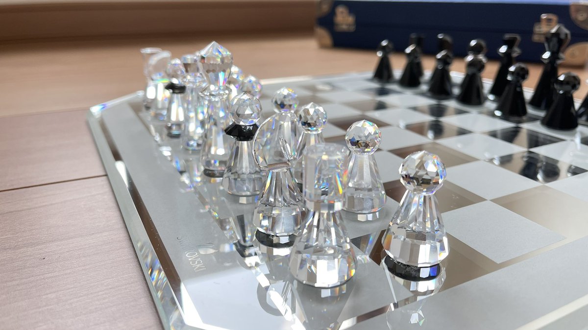 スワロフスキーチェス 子供の頃、ダイの大冒険でチェスが好きになり、スワロフスキーでチェス