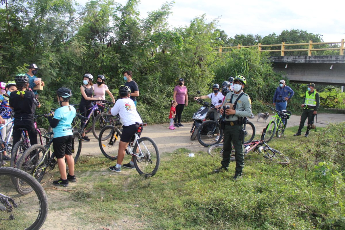 AlcElEspinal's tweet photo. En conmemoración al Global Big Day, la Secretaría de Desarrollo Económico, en conjunto con la Policía de Turismo, lideraron el ciclopaseo en el municipio de El Espinal, donde realizaron actividades de avistamiento de aves, visitaron el mariposario, "Mariposas del Oasis", https://t.co/c0lGUJdOR2