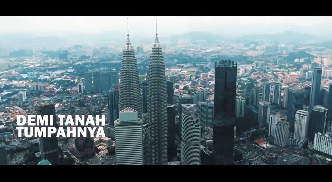 Lyrics cakap Demi tanah tumpahnya darahku. Tp part ni dia tunjuk scene kl dan bukan tanah. You know why? KL dah tak banyak tanah sebab asyik bina malls and high rise condos.