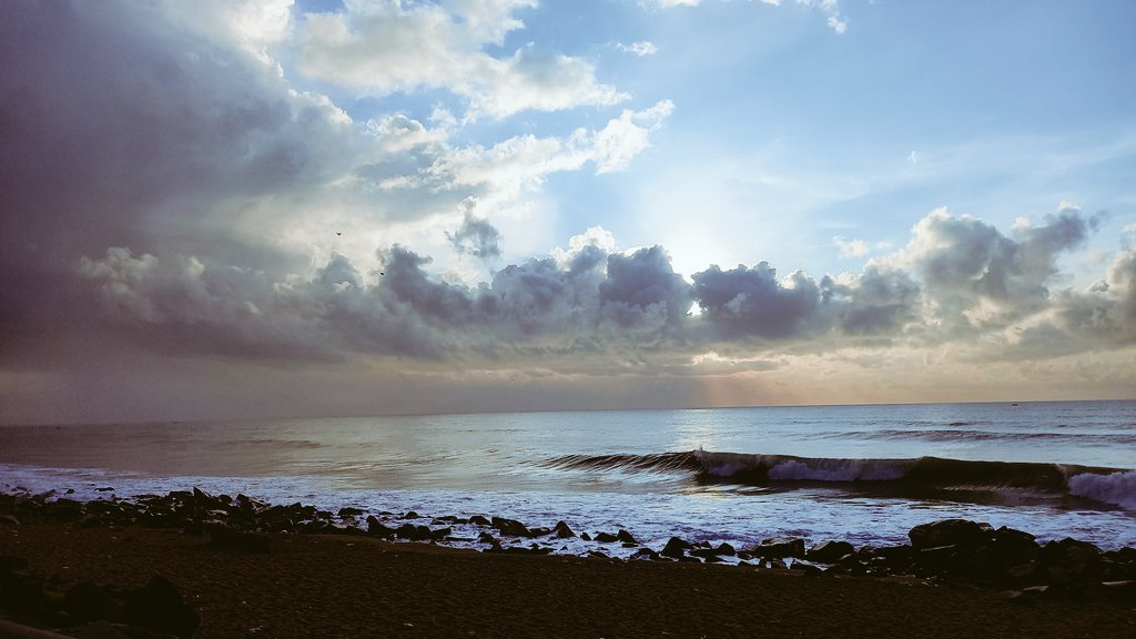 kl_nawin's tweet photo. #sundayvibes #sunrise #sunrays #hiddensun #Clouds #bay #sea #bayofbengal #Puducherry #pondybeach #sealife #rockbeach #sky #morning #MorningWalks #walkthrough #may https://t.co/nNUiLSVXN3