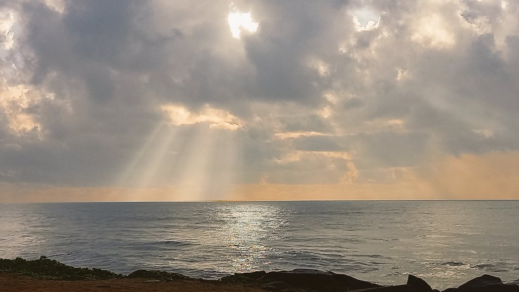 kl_nawin's tweet photo. #sundayvibes #sunrise #sunrays #hiddensun #Clouds #bay #sea #bayofbengal #Puducherry #pondybeach #sealife #rockbeach #sky #morning #MorningWalks #walkthrough #may https://t.co/nNUiLSVXN3