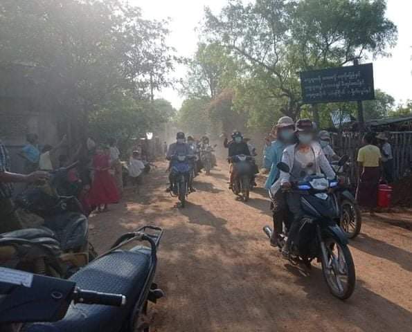 MilkTeaMM_MTAM's tweet photo. Education workers and the locals in the northern zone of #Myaing Township, Magway Region, staged a demonstration against the military dictatorship on May 9 amid tight security.
#May9Coup
#WhatsHappeningInMyanmar
#MilkTeaAlliance https://t.co/SPuVU5sQFp