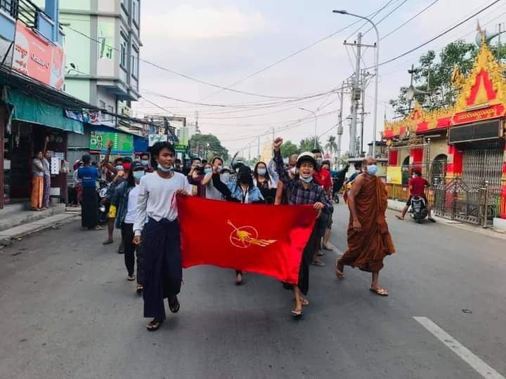 nslwin's tweet photo. Allied protesters in Mandalay, including monks, students and the general public, staged a joint protest against the military coup this morning.

#May9Coup #WhatsHappeningInMyanmar #MilkTeaAlliance https://t.co/SFWe4inczp