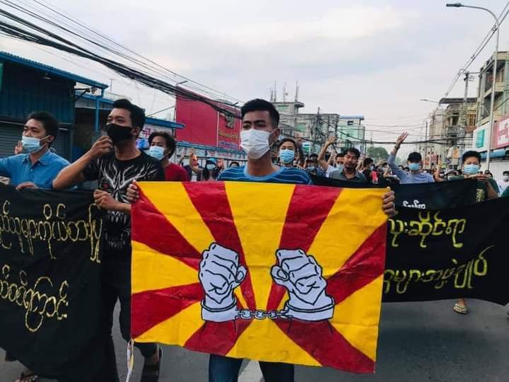 nslwin's tweet photo. Allied protesters in Mandalay, including monks, students and the general public, staged a joint protest against the military coup this morning.

#May9Coup #WhatsHappeningInMyanmar #MilkTeaAlliance https://t.co/SFWe4inczp