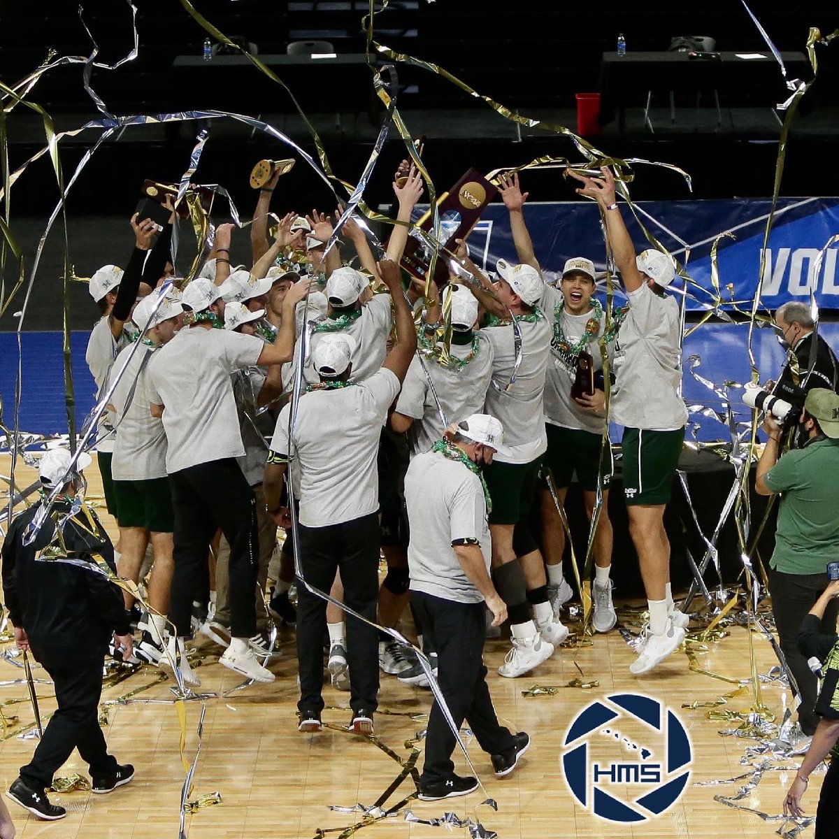 HImediasource's tweet photo. That moment when you win it all!
Your 2021 NCAA Division 1 Men’s Volleyball National Champions, The Hawaii Rainbow Warriors! 🌈🏐🏆
📷by Jay Metzger
#HawaiiMVB #WarriorBall #WarriorBall21 #BWCMVB #NCAAMVB #HMSPhoto #HawaiiMediaSource https://t.co/V3JDsjN5bG