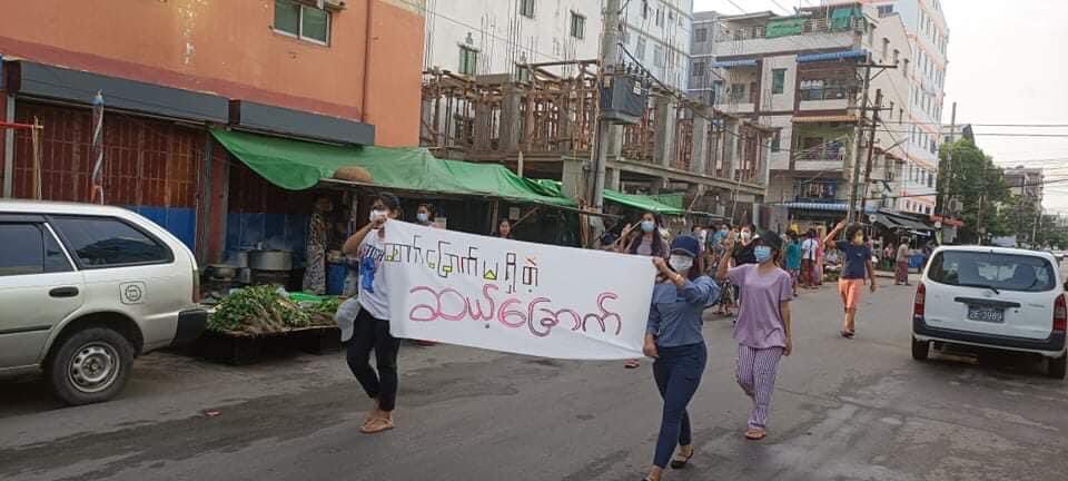 ppkx26's tweet photo. Morning strike by anti-regime protesters in Hlaing, Yangon today.
#WhatsHappeningInMyanmar #NoFlyZonelnMyanmar #May9Coup https://t.co/UKUFHeUeTy