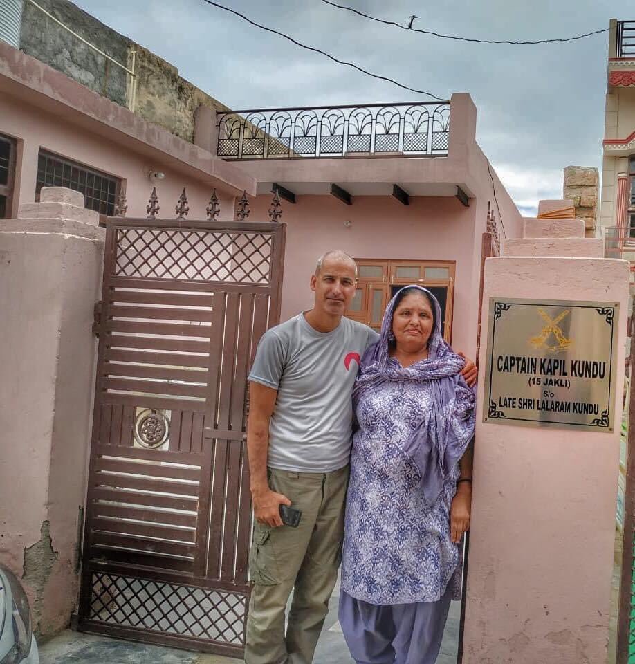 Along with Sunita Kundu aunty, mother ofCAPTAIN KAPIL KUNDU 15 JAKLI Captain Kapil Kundu has immortalized himself fighting Pakistanis at LOC in 2018.  #MothersDay2021  #MothersDay   #KnowYourHeroes   #VeerYatra