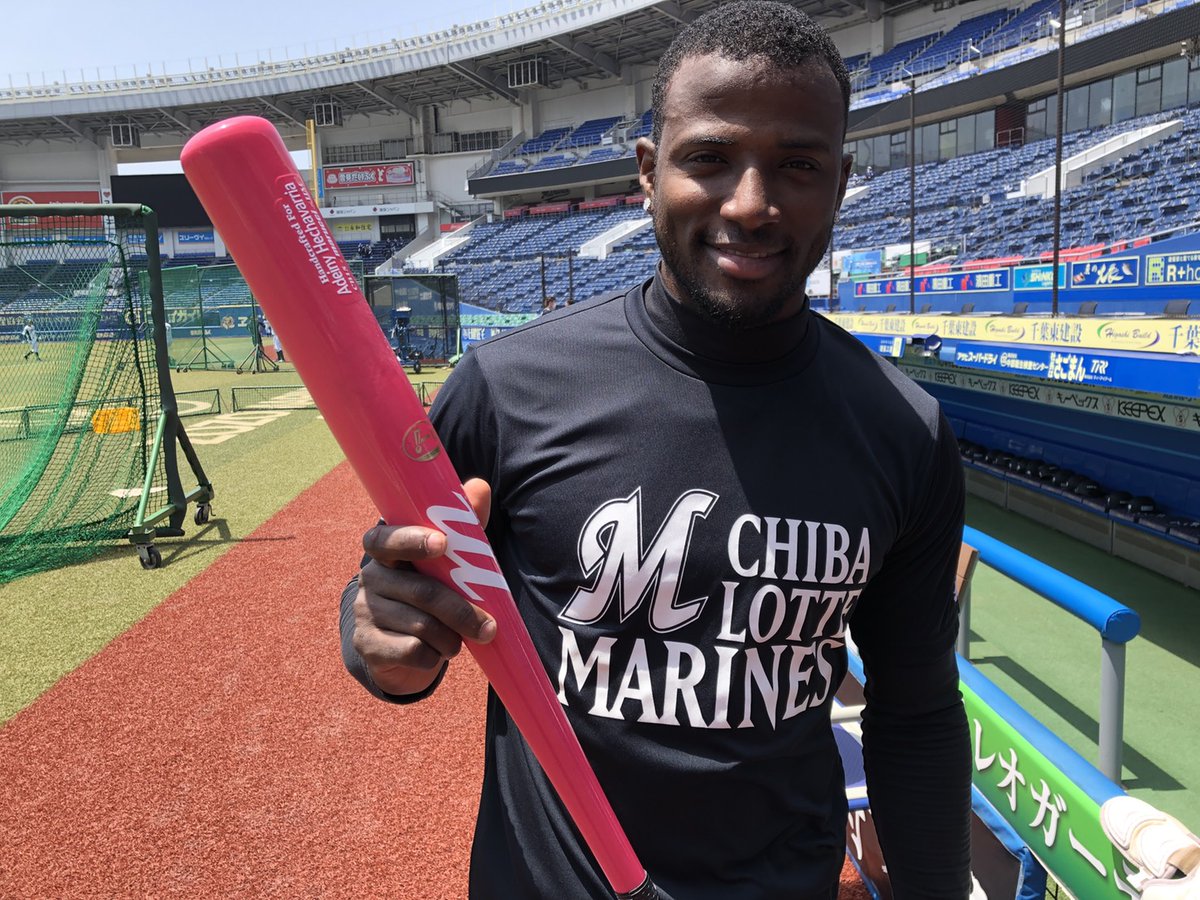 ピンクバットを手に持つ #アデイニー・エチェバリア 選手！#chibalotte