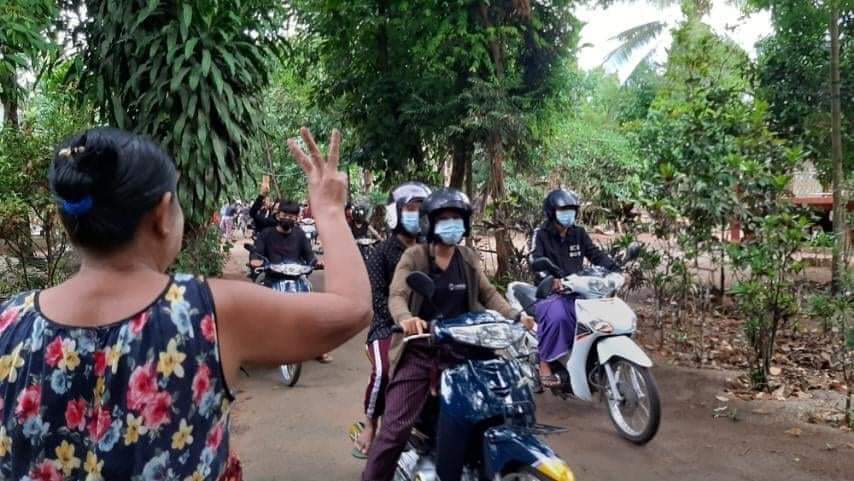 Motorcycles Strike Against Military Coup in #Paung,Mon state today despite repeatedly oppressions by Junta. Brave Protesters still march both days and nights to end this Genocidal Dictatorship.
STOP AIR STRIKE
#May9Coup
#NoFlyZoneInMyanmar
#WhatsHappeningInMyanmar