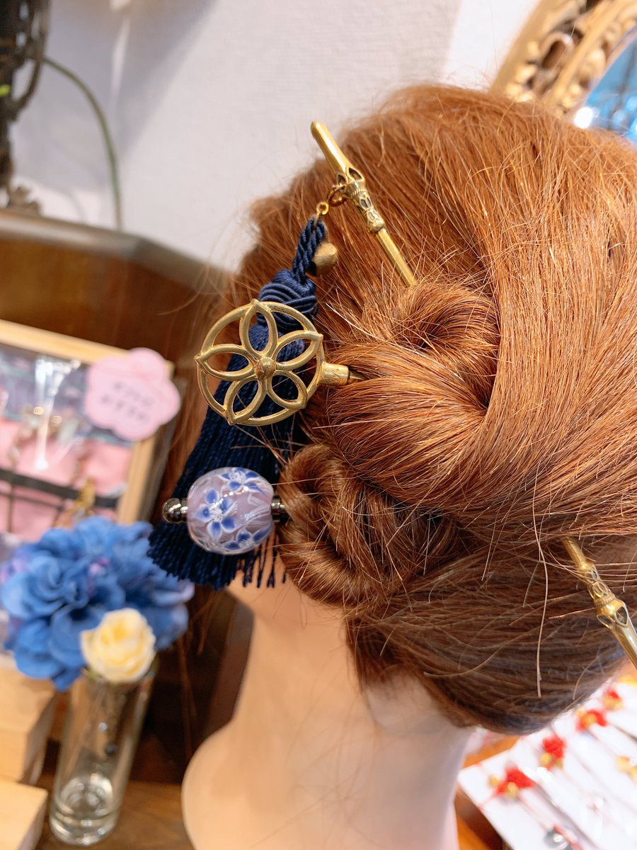 Wargo店舗販売スタッフ V Twitter 鎌倉座市 スタッフあああ かんざし二本つけてみました 私 ふむふむ なんのかんざし使っ 付け方が斬新 まさかのお団子まで二個作ってしまうとは でもなんか 可愛いかも 明日はここからアレンジしてみ