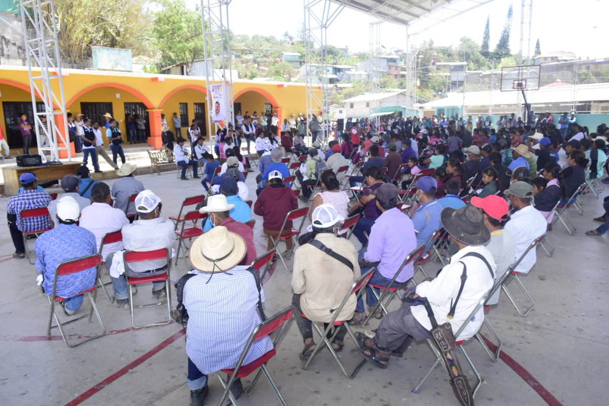 EdithAparicioM1's tweet photo. Gracias Santiago Amoltepec por apostarle al triunfo conmigo; Edith Aparicio Martínez no solo será tú Diputada, será tu aliada y gestora para mejorar condiciones de vida.
Este 6 de junio vota por el PRI-PAN o PRD. https://t.co/p9cr2AkcLW