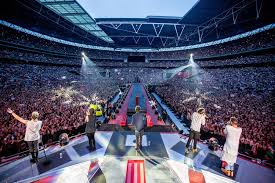 town_midnight's tweet photo. "Why did we climb to fall so far"
This lyric is everything because we were one big family and just like that we all divided into several sections which makes it hard to feel comfortable in this fandom
I vote #Louies for #BestFanArmy at the #iHeartAwards https://t.co/BxT6JrHbhX