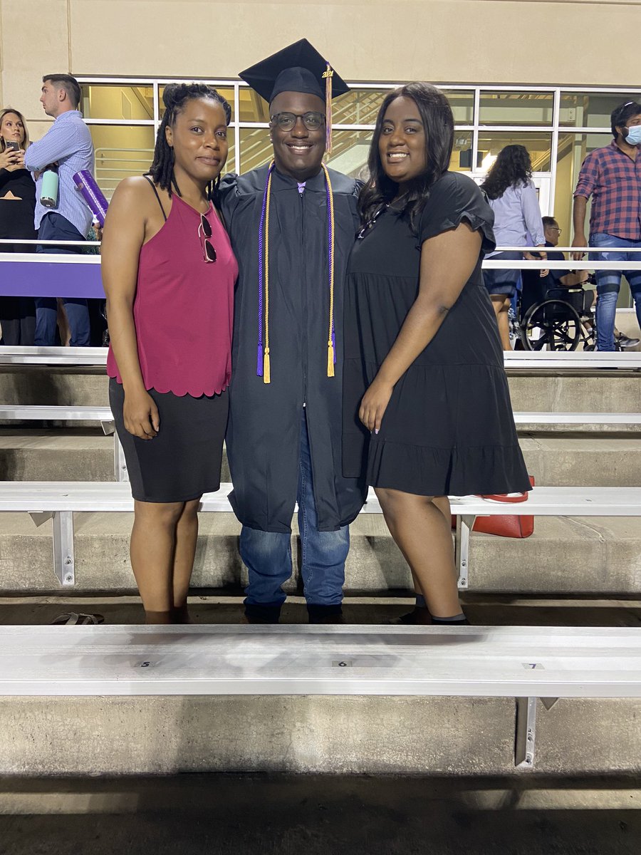 CoachBlacknall_'s tweet photo. ✌🏿🎓
#UMHBGrad https://t.co/POSZOEo8aw
