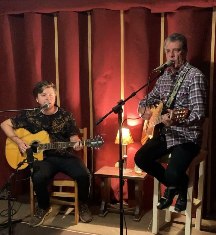 #elverdaderocarnaval en el aniversario de #LoDeSilverio 🎂

Pegado a <a href="/ultimocuartouy/">Último Cuarto</a> por <a href="/M24radio/">M24</a> el show de <a href="/ale_balbis/">BALBIS</a> 🎧

Salú Malerva, salú Roberto y la barra 🔥

📻 97.9FM y 102.5FM Maldonado
💻 m24.com.uy

#EscucháDistinto