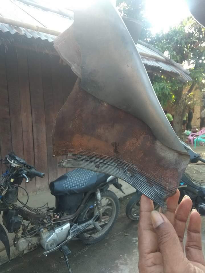 AutumnThet's tweet photo. 🧵 1/ As you all are aware, the situation in #Kachin state is getting worse day by days.

The village called #NamPha 
(နာမ့်ဖာ) in #Bhamo was hit by artillery shells on 4th May around 2pm &amp; a few houses were damaged (mostly roofing parts &amp; - 1/2

#WhatsHappeningInMyanmar https://t.co/YOJ6OmYkFY