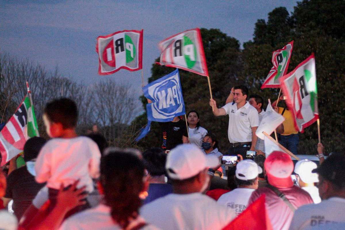 emiliolcal's tweet photo. Aquí estamos los que vamos a construir la mejor era chenera y a defender #Hopelchén.

Somos el equipo ganador, el que tiene las mejores propuestas, el que le dará un mejor rumbo a nuestra tierra. Vamos al 💯, día a día somos más y estamos fortalecidos. 🔵🔴🟡

#LaMejorEraChenera https://t.co/qYEMnJjTXt