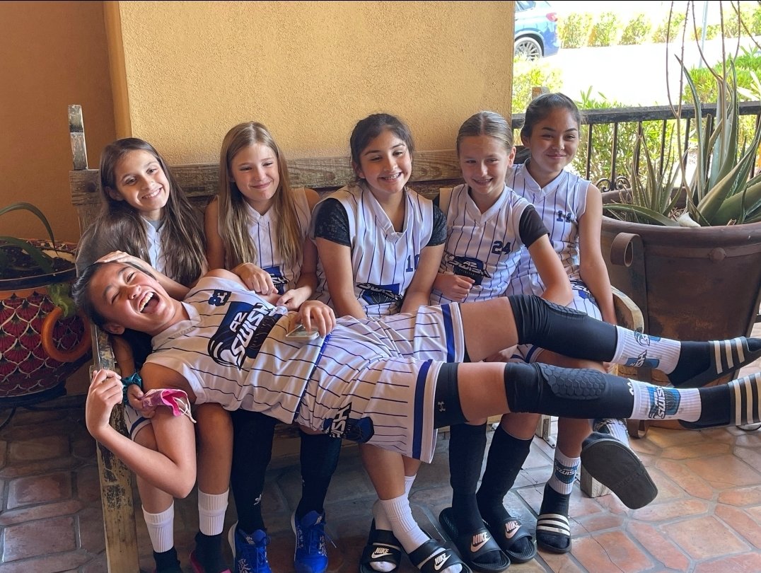 12U hanging out after going 2-0 on day 1 of the @legacyyouthsports Desert Rose Classic 🌹 Such a silly bunch off the court and a bunch of beasts on! 💪🏾🏀❤