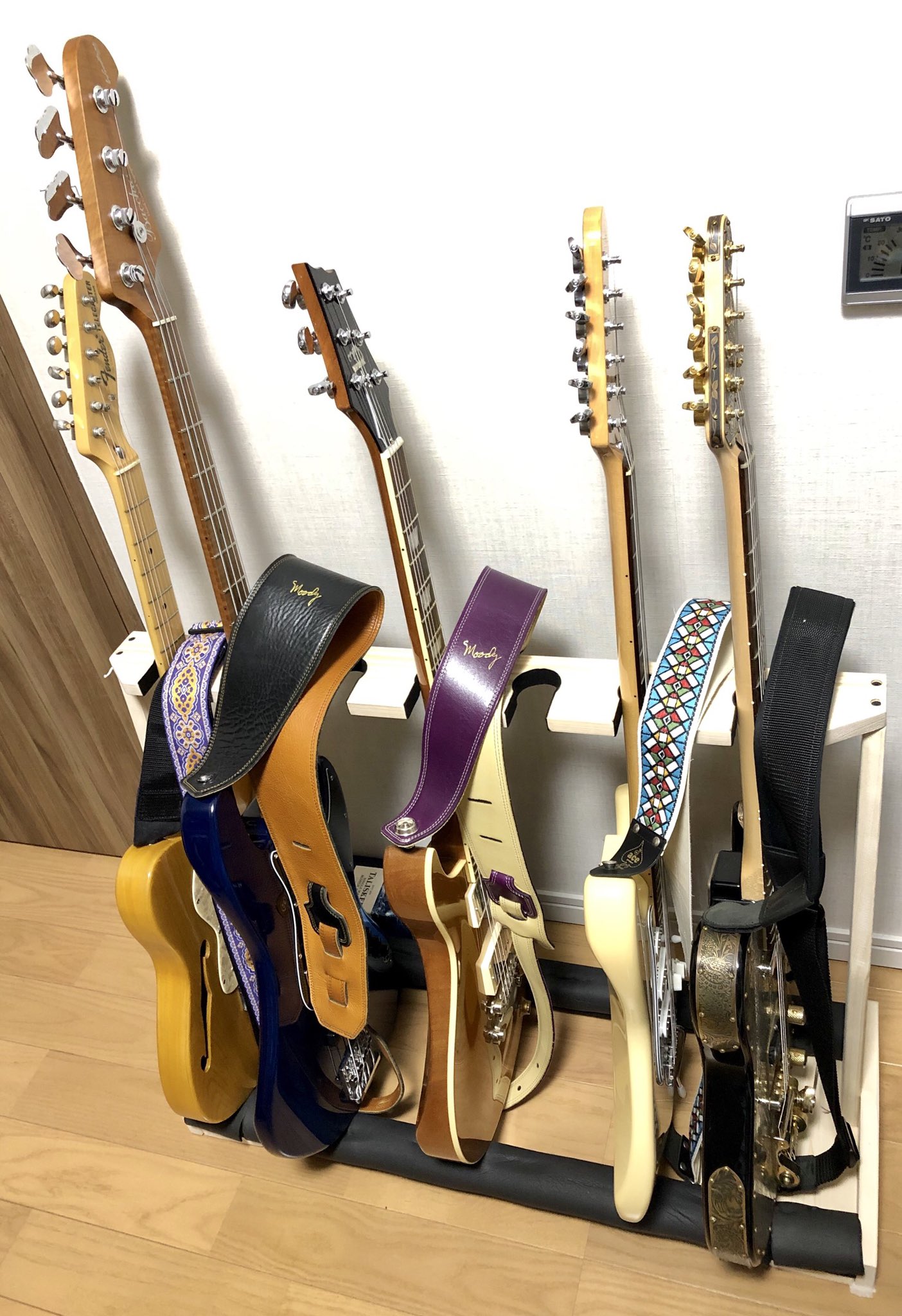 小野 Small Field ギタースタンドを新調しました 杜の工房の特注 7本掛けです これまでrockstandの5本掛けを置いていたスペースに 7本置けるようになりました ギターを載せる部分のフェルトがけっこう滑りやすいため Rockstandのクッション材を移植