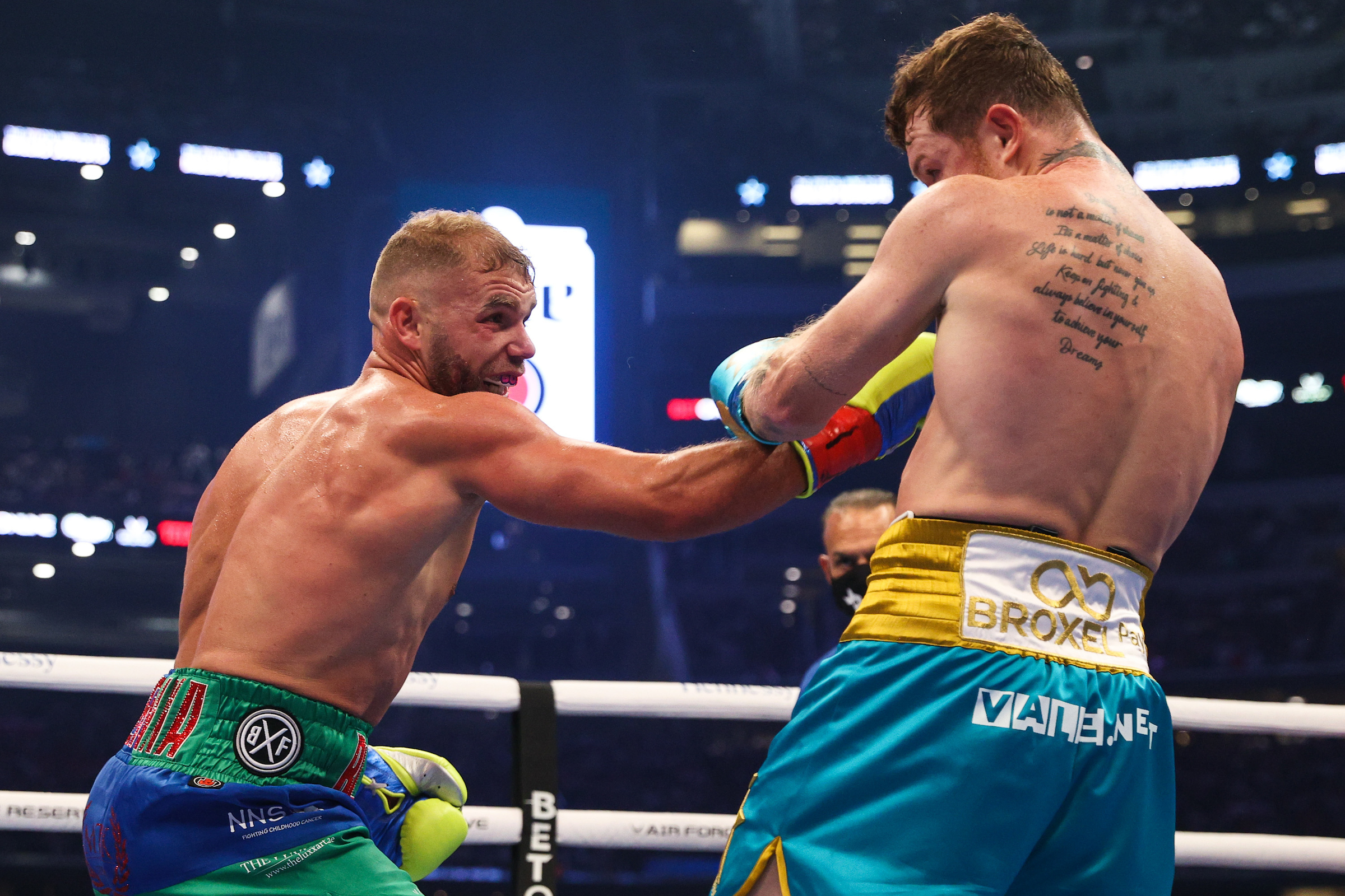 Canelo venció a Billy Joe Saunders, quien ya no salió a combatir para el noveno.