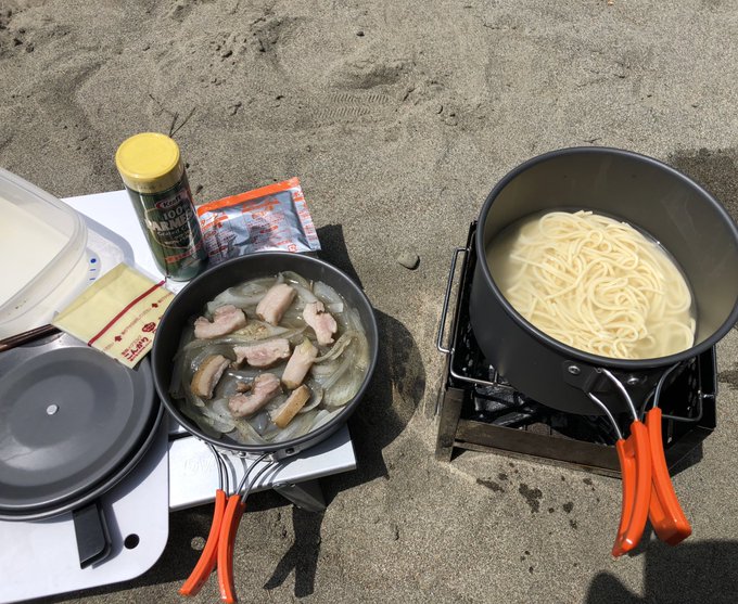 今日のキャンプ飯とお土産のベーコンを作ってく。 