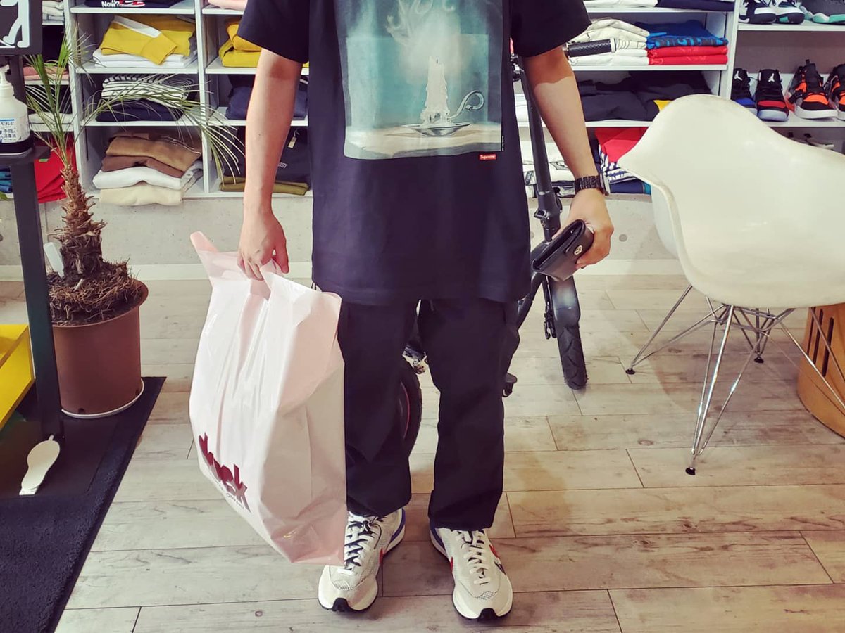 doek9's tweet photo. 遠方から来店、オリジナル商品お買い上げ頂きました。😀カメラサイズアングル的に顔切れてしまいましたスミマセン😅
sacaiがボリューミーでCOOLです👟
また彼女さんと来店お待ちしております✨😁
#nikesacai
#jordan1og
#stncesocks
#factorx
#jordan1ogshatteredbackboard
#jordancustom https://t.co/K00RW5pWxA