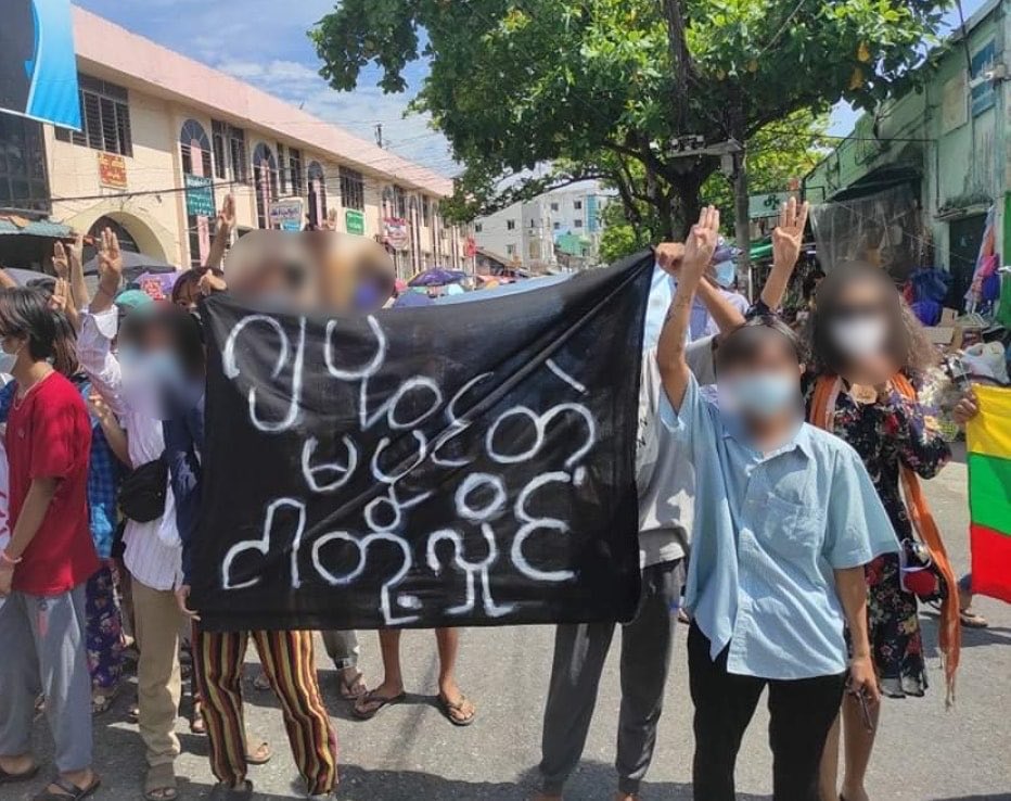 nslwin's tweet photo. A joint protest in Yangon, against military dictatorship by youths from Sanchaung, Bahan, Kyimyindaing and Hlaing.

#May9Coup #WhatsHappeningInMyanmar #MilkTeaAlliance https://t.co/lSAISraoDT