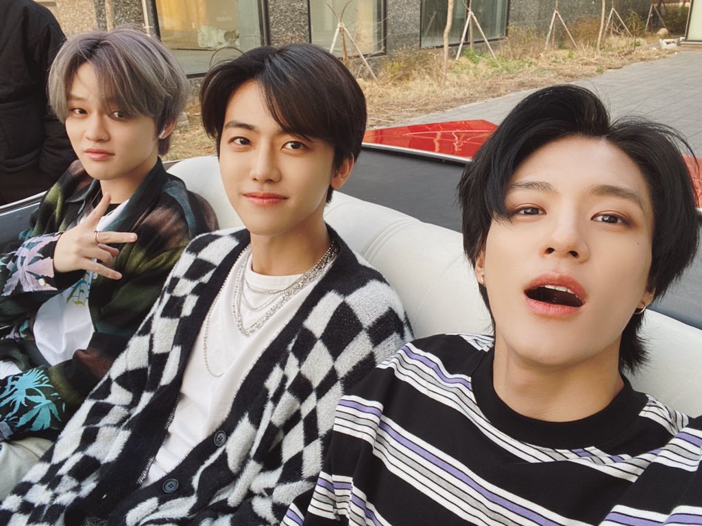 jhenoli's tweet photo. Cramped in the back seat of Hyuck's sweet ride. He's no Baby Driver but he drives decently. 4 out of 5 stars in Uber (the minus one was for his attitude). https://t.co/NbkTdG5x1A